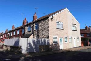 Cheerful 2 bedroom residential home - Free parking Image 2