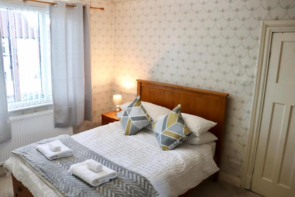 EXQUISITE FOLK VICTORIAN ONE-BED HOUSE: Image 1