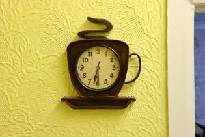 EXQUISITE FOLK VICTORIAN ONE-BED HOUSE: Image 2