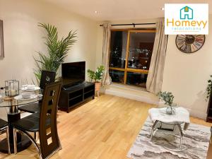 1 Bedroom Apartment by Homevy Relocations Short Lets & Serviced Accommodation Leeds Dock - Stylish and Convenient Image 1