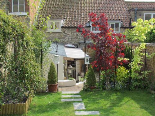 Lavender Cottage, Grade 2 Listed Period Stone Built Cottage Image 3