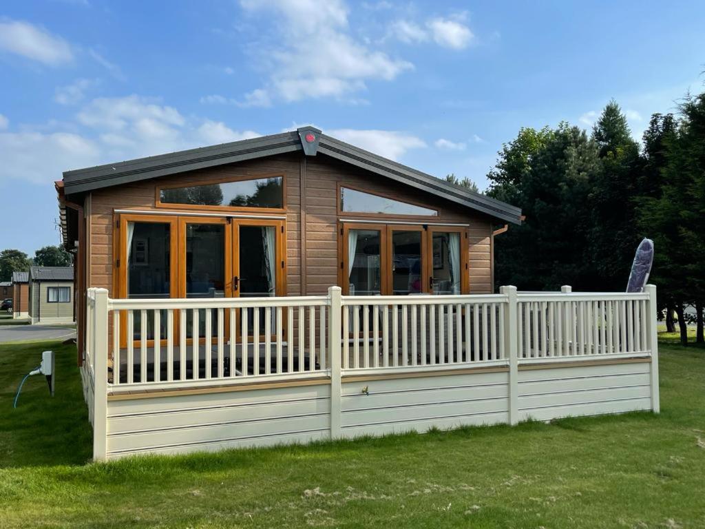 Bramble Lodge with Hot Tub Image 4