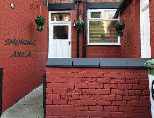 ** Lovely & Cosy well equipped 3 bedroom house perfect for Work/Leisure + free parking & WiFi ** Image 1