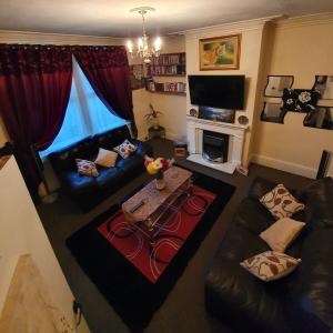 ** Lovely & Cosy well equipped 3 bedroom house perfect for Work/Leisure + free parking & WiFi ** Image 2