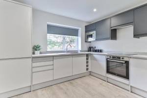 3 Bed Refurbished, Modern House, WiFi, Patio area Image 3