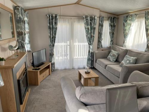 Yorkshire Lodge with Hot Tub Image 2