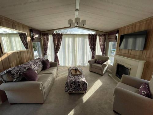 Woods Lodge with Hot Tub Image 1