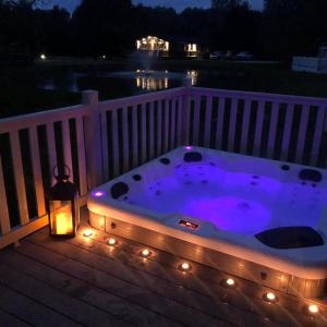 Juniper Lodge with Hot Tub Image 3