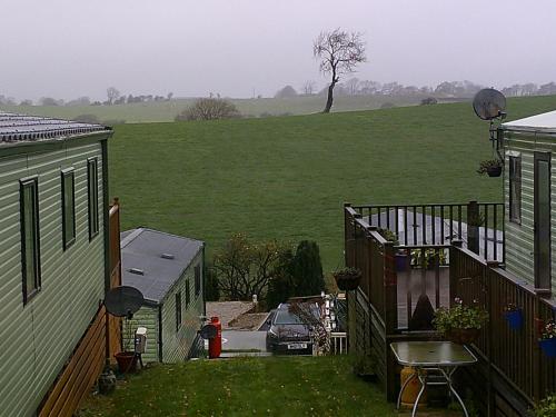 Superb luxury 2 Bedroom Double bed settee sleep six caravan Image 2