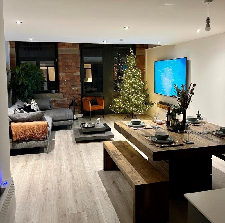 EXCLUSIVE and MODERN - Bradford City Centre- 85" Cinema TV Image 2