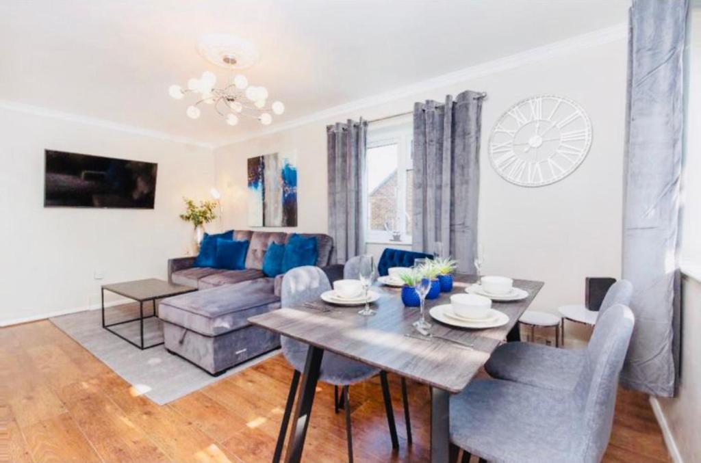 Beautiful 1-Bed Apartment in York near Gym Image 2