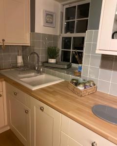 Johnnies Cottage a 1 bedroom bolt hole in the heart of Bainbridge, Yorkshire Dales Image 3