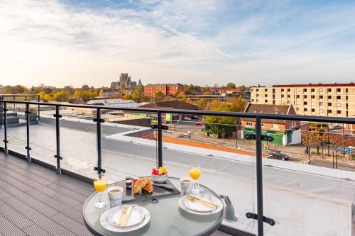 Amazing 2 bed Apartment with Roof Terrace in the heart of York Image 2