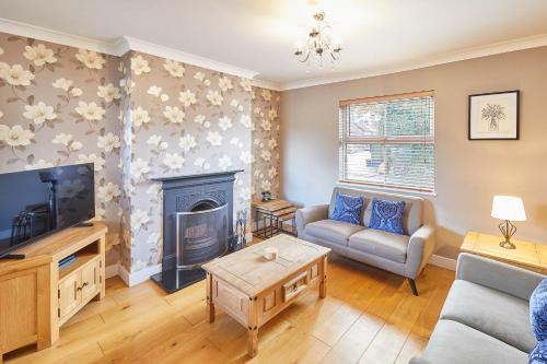 Host & Stay - Holmedene Image 1
