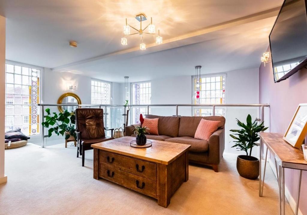 Lux Duplex Apartment 19th Century Chapel Wakefield Centre Image 3