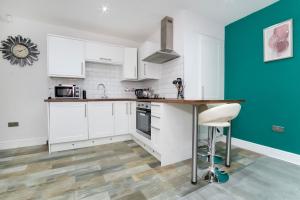 Apartment 4 The Keyes- Stunning & Stylish Apartment With Free Parking Image 5