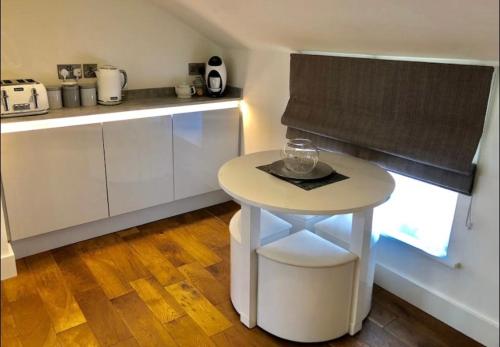 Dennington Apartments STUDIO Image 3
