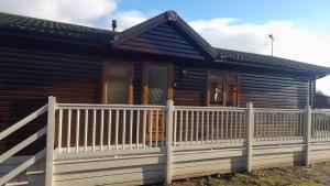 Saffron Lodge With Hot Tub Image 2