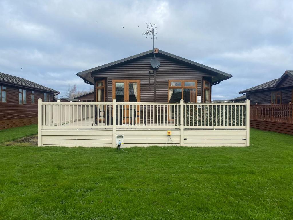 Saffron Lodge With Hot Tub Image 3