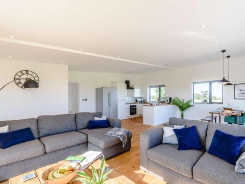 2-Bed Modern Bungalow - Outstanding Country Views Image 2