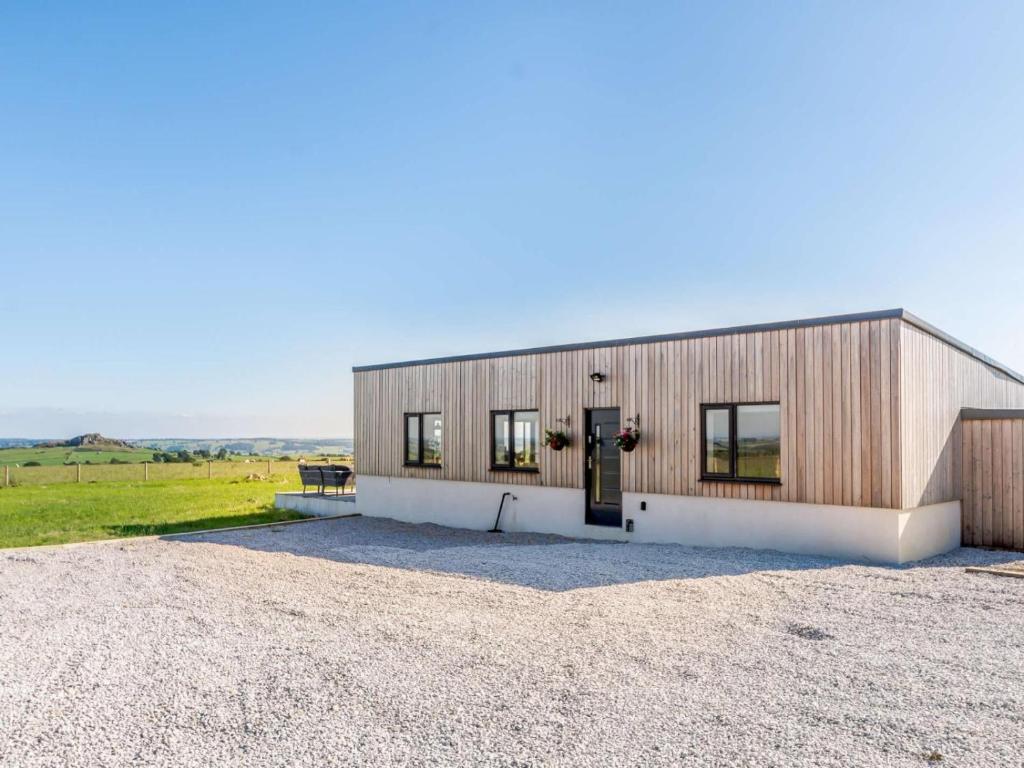 2-Bed Modern Bungalow - Outstanding Country Views Image 3