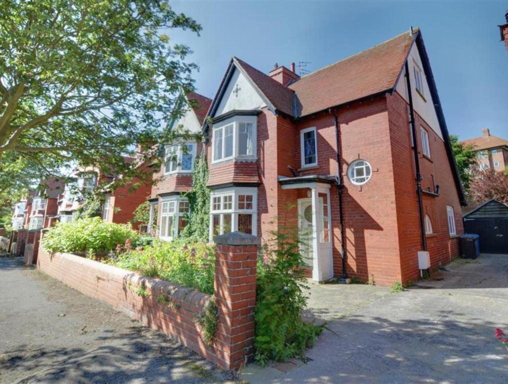 Large House in Scarborough near the beach, Large Garden & 7 seat Hot Tub Image 1