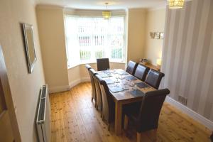 Large House in Scarborough near the beach, Large Garden & 7 seat Hot Tub Image 2