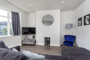 Superb Newly Extended House near Peak District, parking Image 1
