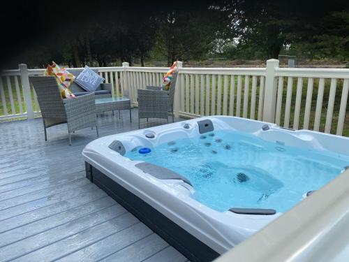 Springwood Lodge with Hot Tub Image 1