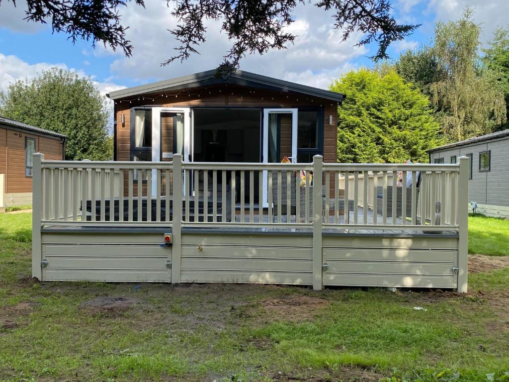 Springwood Lodge with Hot Tub Image 3