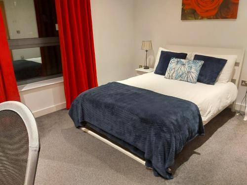 Large 2 Bed, 2 Bath, Free Parking & WiFi Image 2