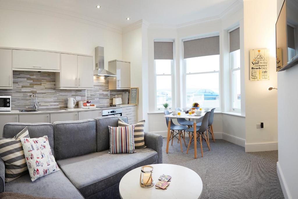 Headland View - Stunning Sea Views - Yorkshire Coast Holiday Lets Image 2