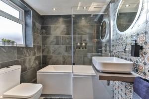 Luxury Spacious Pad with Games Room Image 3