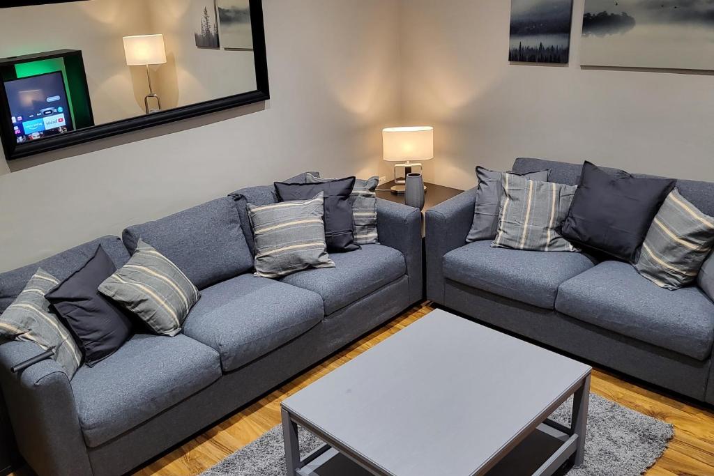 Kepler Residence Modern 4 Bedroom Property 1 mile from Leeds Centre Image 1