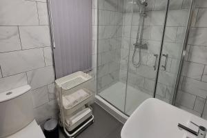 Kepler Residence Modern 4 Bedroom Property 1 mile from Leeds Centre Image 2