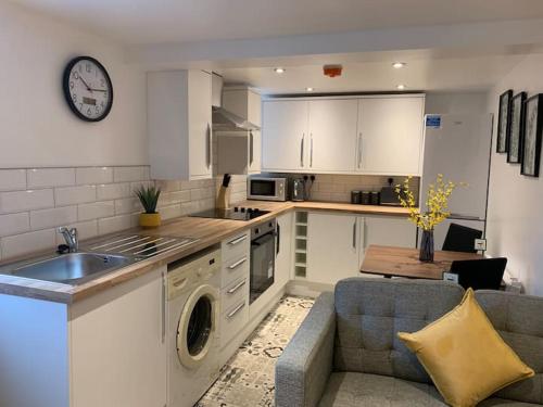 Newly Refurbished Studio Close to City Centre Image 1