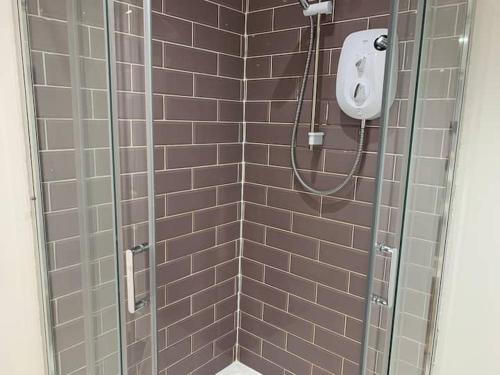 Huge studio close to city centre with free secure parking Image 3