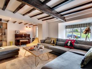 Aysgarth Nook by Maison Parfaite - Luxury Holiday Home with Hot Tub Image 2