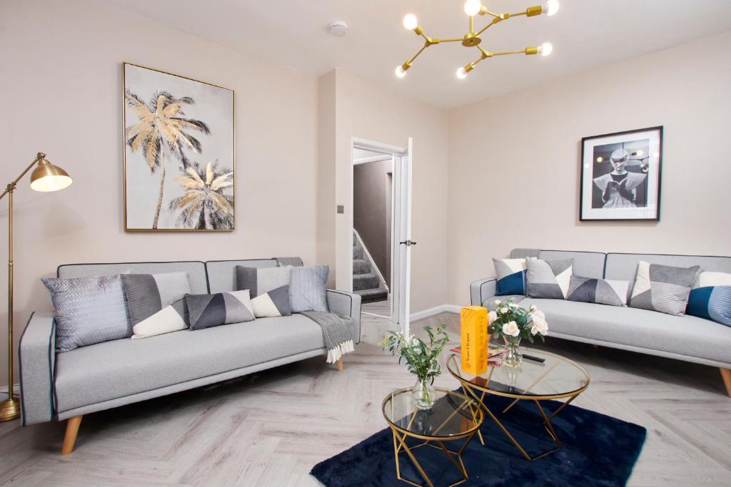 The Sophisticated Whitby Abode - Harbour Views - The Most Central Location Image 3