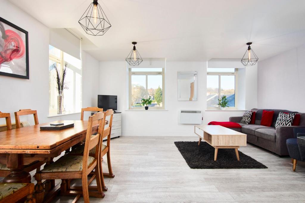 Executive Apartment - Sleeps 6 Image 2