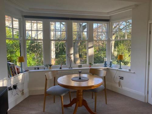 Picturesque Flat Surrounded By Stunning Gardens Image 2