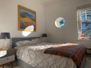 Picturesque Flat Surrounded By Stunning Gardens Image 3