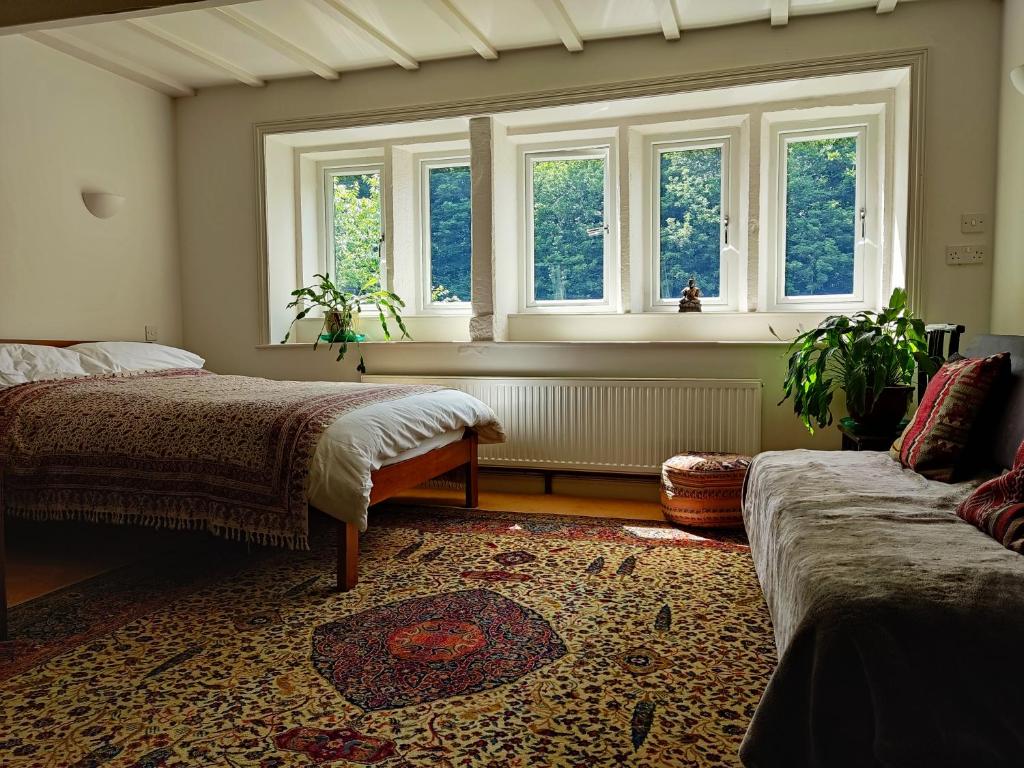 Beautiful quiet room in the heart of Holmfirth Image 1