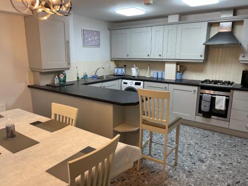 The Beeches 2 - Serviced Duplex Apartment Image 5