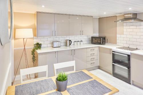 Host & Stay - Tanqueray House Image 1