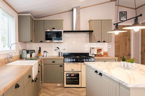 The White Rose Lodge with Hot Tub Image 3