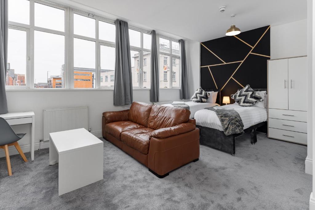 City Centre Studio 9 with Free Wifi and Smart TV by Yoko Property Image 4