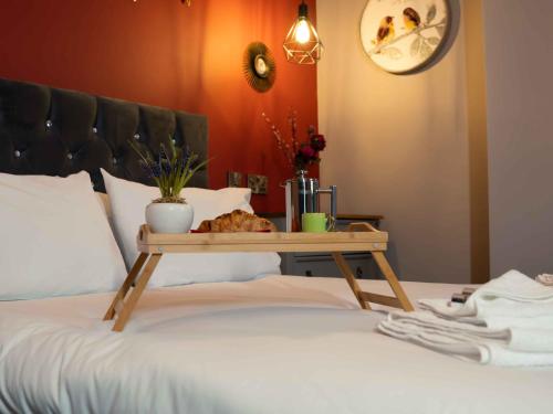 Pass the Keys Amazing, Newly renovated 5Bedroom House sleeps 10 Image 3