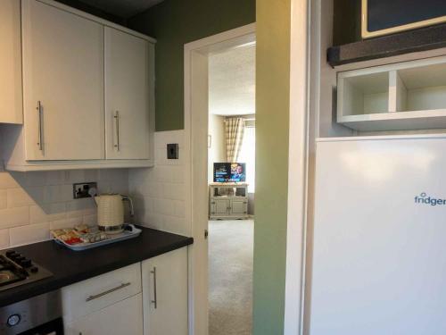 Pass the Keys newly renovated cosy 3 bedroom house free parking Image 2