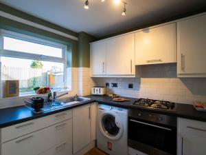 Pass the Keys newly renovated cosy 3 bedroom house free parking Image 3